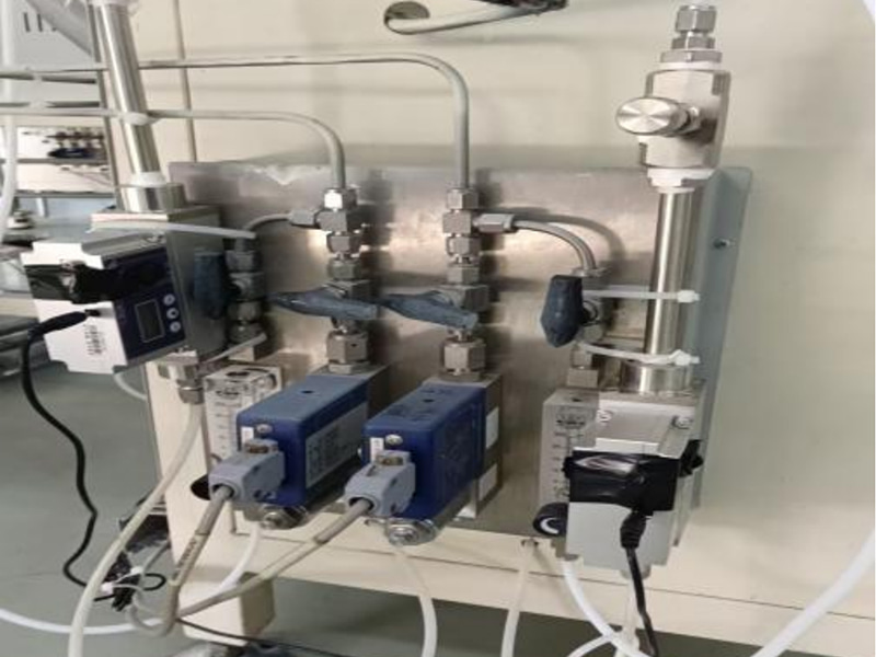 Zpráva o aplikaci regulátoru hmotnostního toku MFC pro zařízení pro vakuové nanášení magnetronovým naprašováním